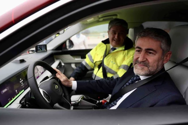 Bakan Varank ve Bakan Nebati Gemlik tesislerinde ’Togg’un direksiyonuna geçti
