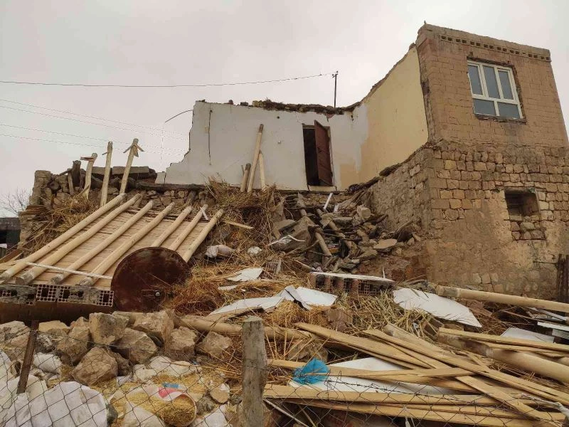 Mardin’de kerpiç ev yıkıldı, faciadan dönüldü
