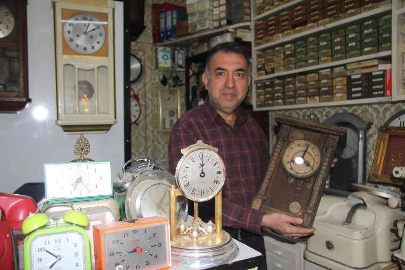 44 yıldır asırlık saatleri tamir ediyor
