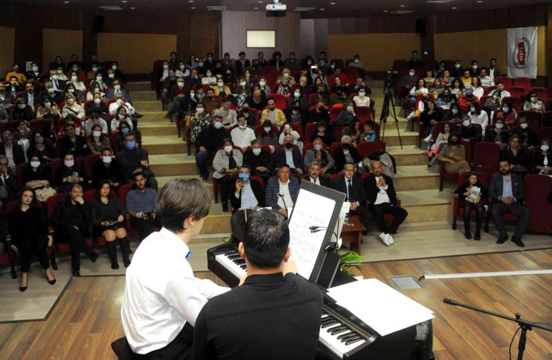 Otizmli Ulutaş, ADÜ Veteriner Fakültesi’nde konser verdi
