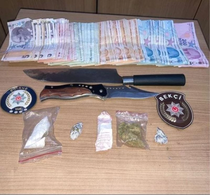 Durdurulan taksideki şahısların üzerinde uyuşturucu madde ve bıçak çıktı
