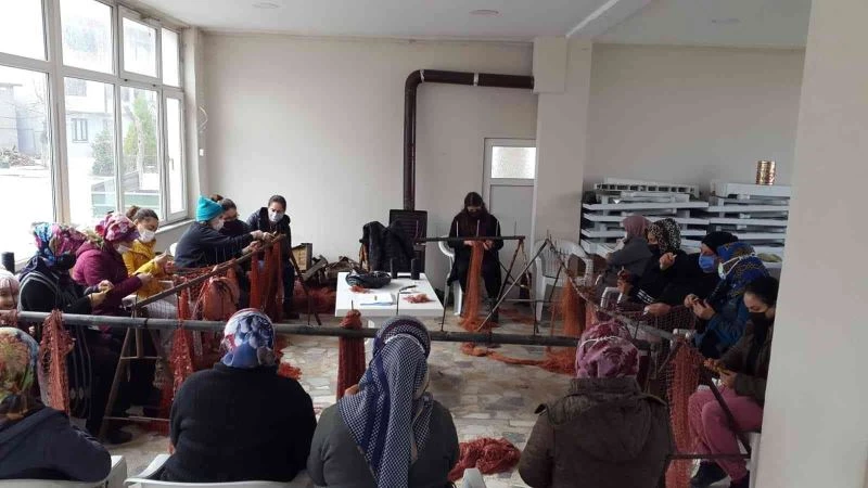 Kaymakam Atasoy “Ağ Örme” kursunu ziyaret etti
