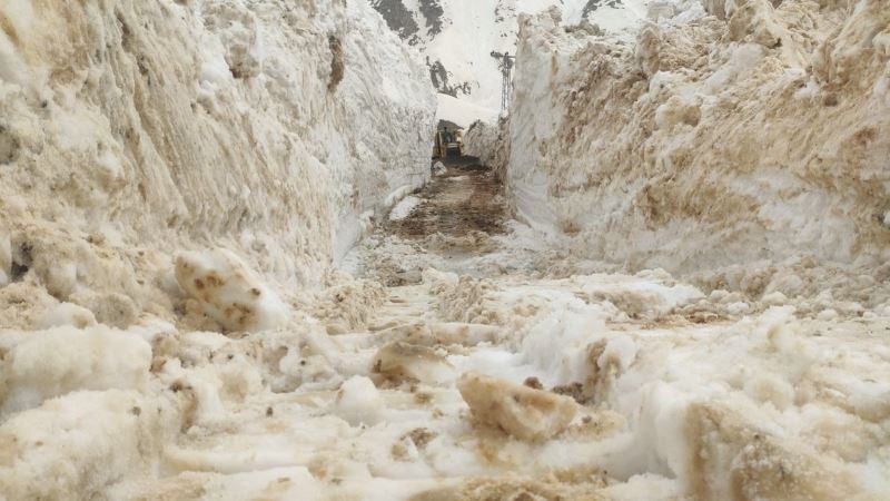 Yüksekova’da açılan yollar kar tünellerini andırıyor
