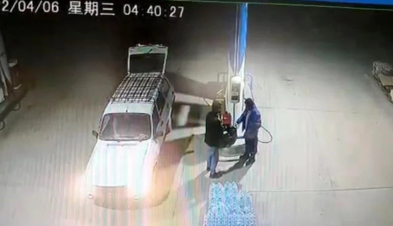 Çaldıkları otomobile yakıt almak için akaryakıt istasyonuna stepne lastiğini rehin bıraktılar
