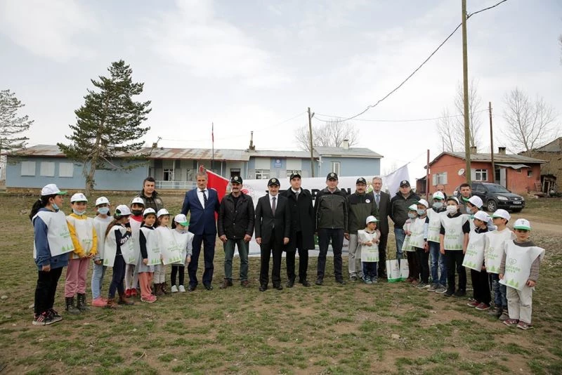 Vali Epcim fidan dikim etkinliğine katıldı
