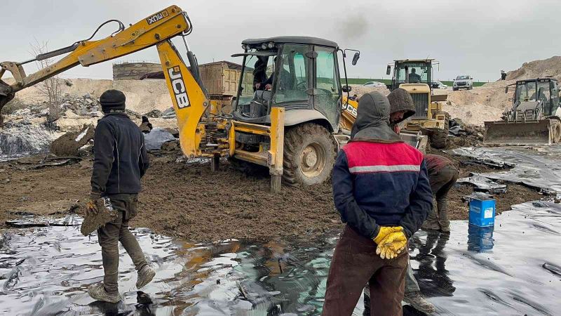 Asfalt şantiyesinden yayılan zifti temizleme çalışmaları sürüyor
