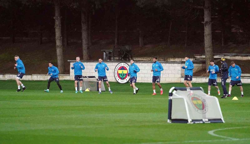 Fenerbahçe, Galatasaray derbisine yağmur altında çalıştı
