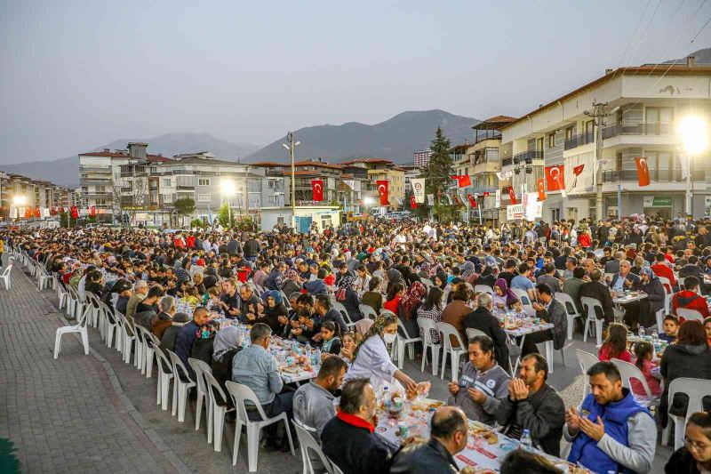 Mahalle iftarları binlerce kişiyi buluşturuyor
