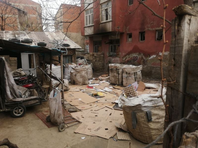 Kağıt toplayıcıları mahalleyi atık toplama merkezine çevirdi, yayılan kokular vatandaşı bezdirdi
