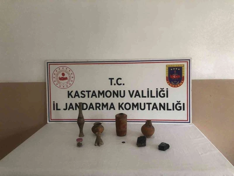 Tarihi eserleri satmak isterken müşteri kılığına giren jandarma ekiplerine yakalandı
