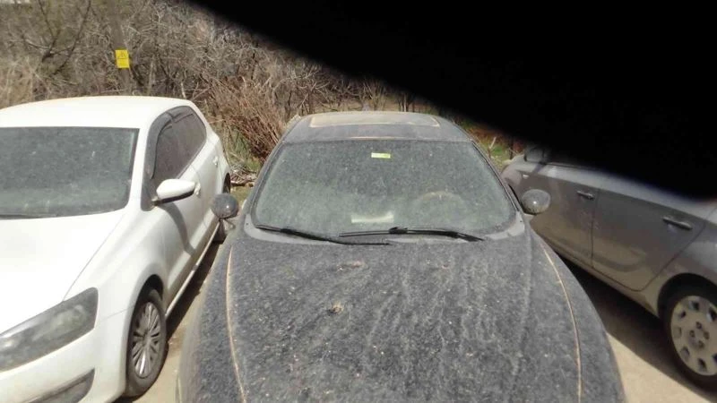 Çöl tozu Türkiye’ye ulaştı, Batman’da her yer çamura büründü
