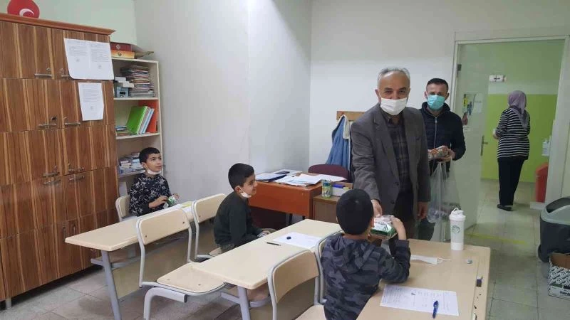 Öğrencilere yiyecek ikramında bulundu

