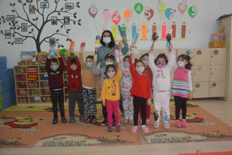 Miniklerden geri dönüşüme destek: Plastik şişelerden müzik aletleri ürettiler
