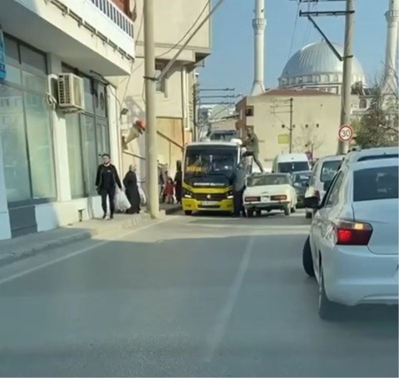 Bu neyin öfkesi...Otomobilin üzerine çıktı, minibüs sürücüsüne böyle tekme attı
