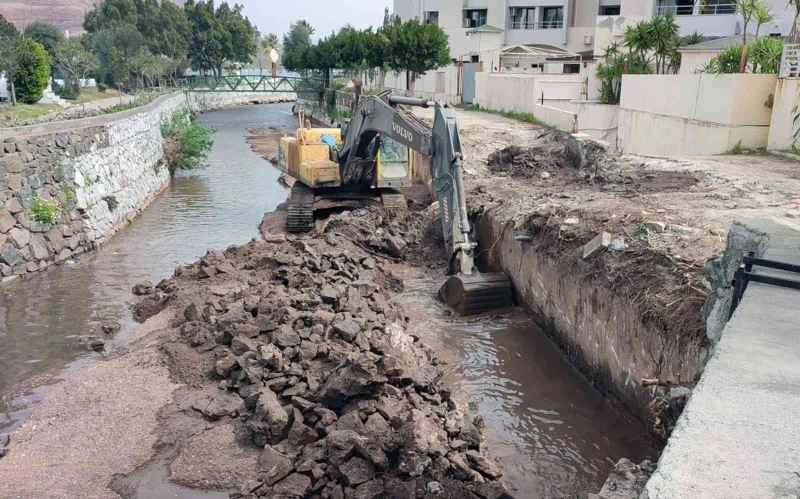 Yağışlarda zarar gören dere duvarları tamir ediliyor
