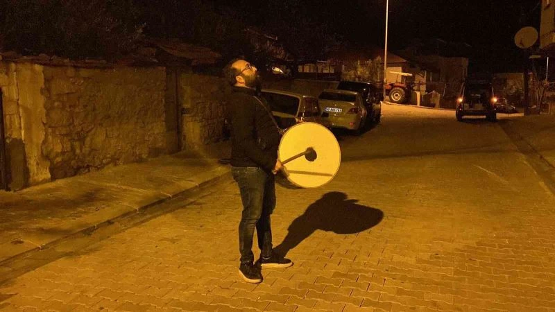 Mahallede Ramazan davulcusu olmayınca muhtar iş başına geçti
