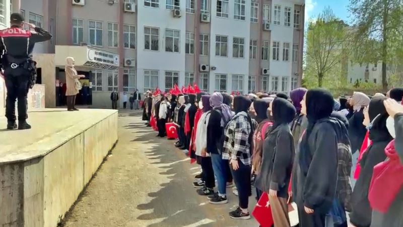 Antalya’da ‘kavga’ ihbarına giden polislere öğrencilerden İstiklal Marşı sürprizi
