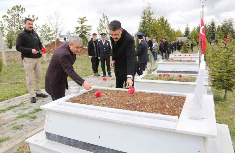 Polis Haftası’nda şehitler kabirleri başında anıldı
