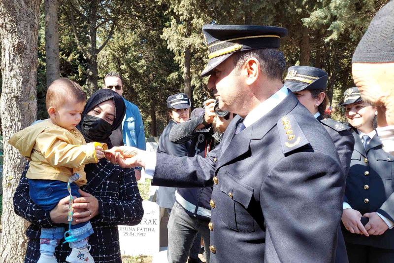 Şehidin minik bebeğinden duygulandıran hareket: Emniyet Müdürü rozetini bebeğe hediye etti
