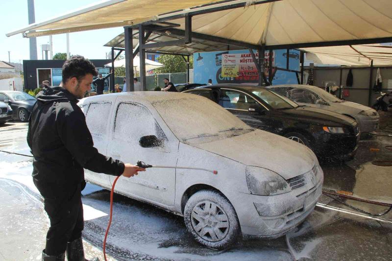 İzmir’de çamur yağdı; oto yıkamacılarda yoğunluk yaşandı
