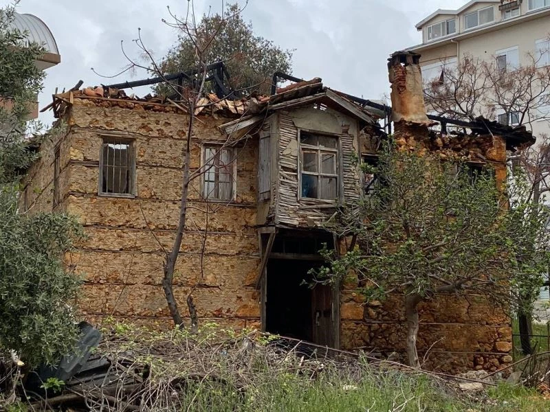 Tarihi kerpiç evi saran alevler geceyi aydınlattı
