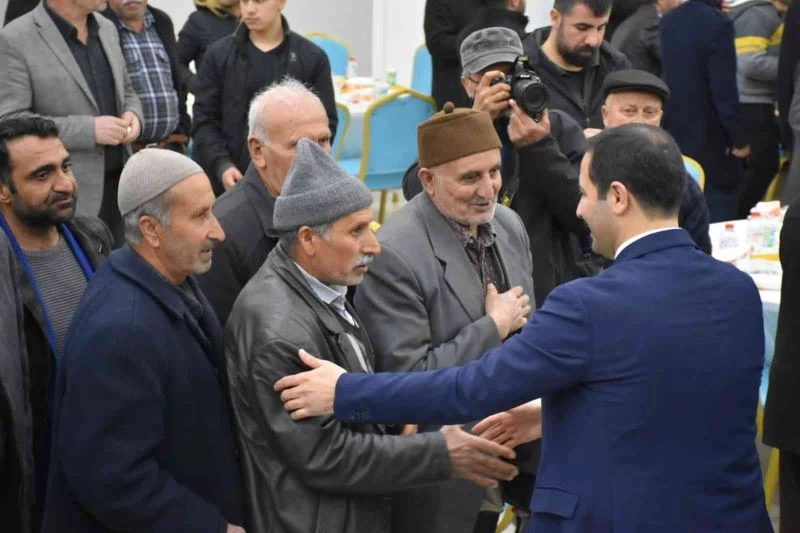 Siyasiler iftar yemeğinde masaları dolaşarak vatandaşların sorunlarını dinledi
