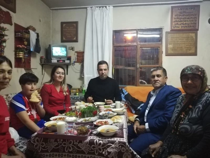 Kaymakam Gürçam, vatandaşın sofrasında iftarını açtı
