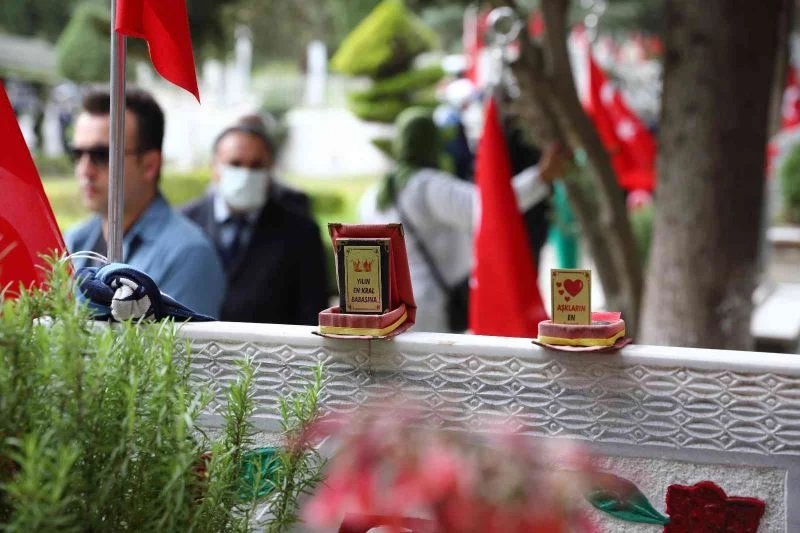 Şehit mezarlığında duygulandıran plaket
