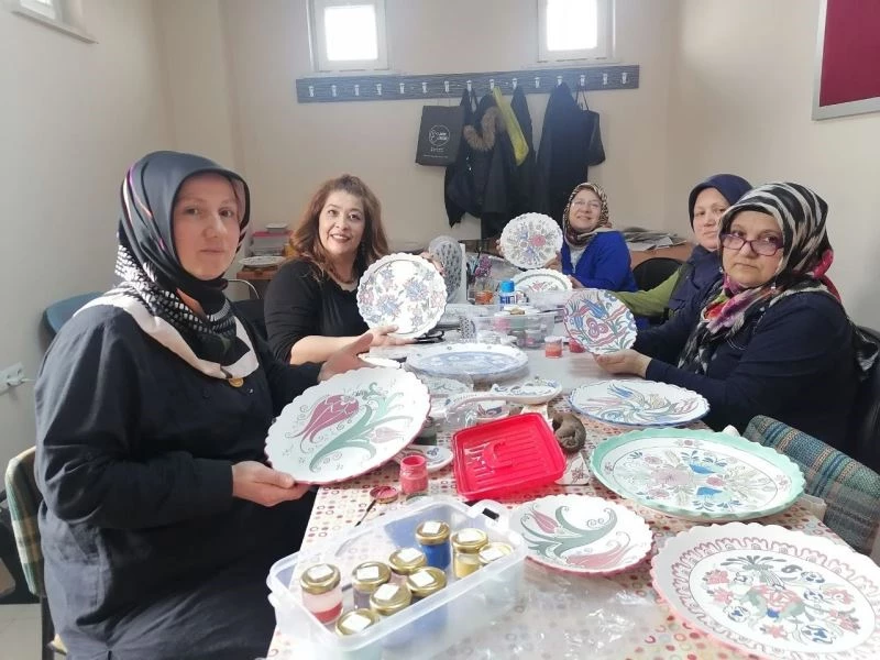 Ev hanımları çini kursunda hem stres atıyor hem aile bütçelerine katkıda bulunuyor

