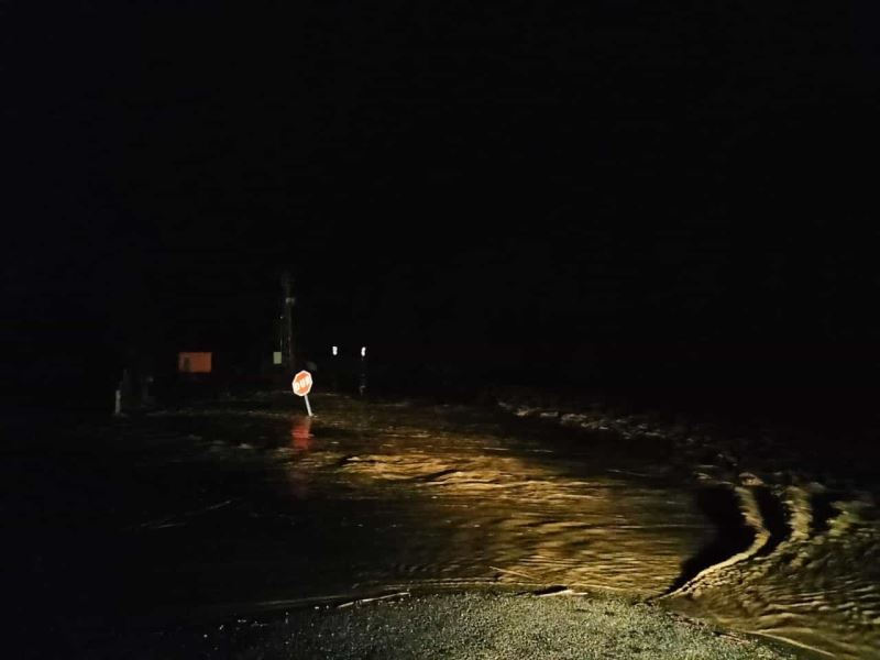 Kastamonu’da sağanak yağış sonrası dereler taştı, yol sularla kaplandı
