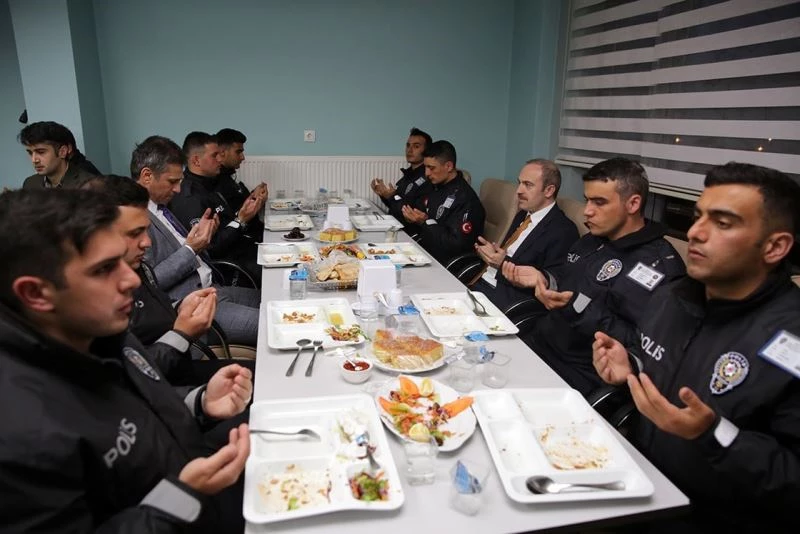 Vali Epcim, iftarını polis adaylarıyla açtı

