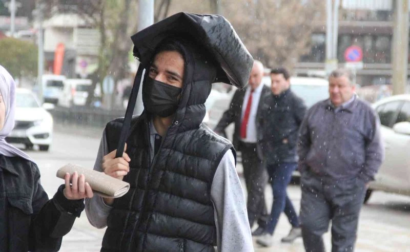 Samsun’da gök gürültülü sağanak hazırlıksız yakaladı
