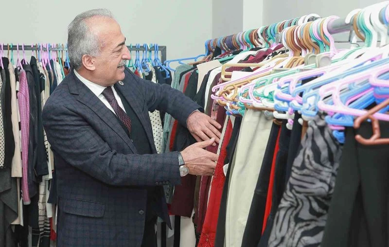 Giy-çık mağazası ihtiyaçlı öğrencilerin hizmetinde
