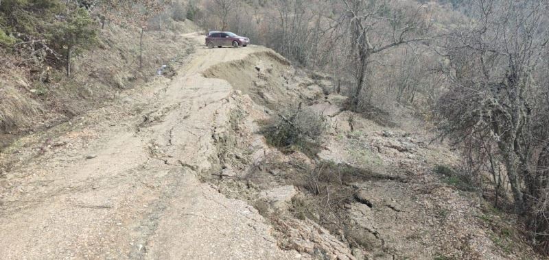 Heyelanda zarar gören köprünün yerine alternatif yolu kullanmak istediler, çamurda mahsur kaldılar
