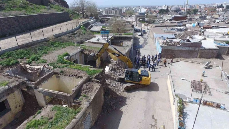 Tarihi Siverek Kalesi’nin eteğindeki kamulaştırılan binaların yıkımına başlandı
