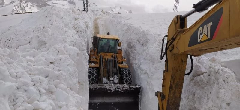 Yüksekova’da 8 metrelik kar tünelleri
