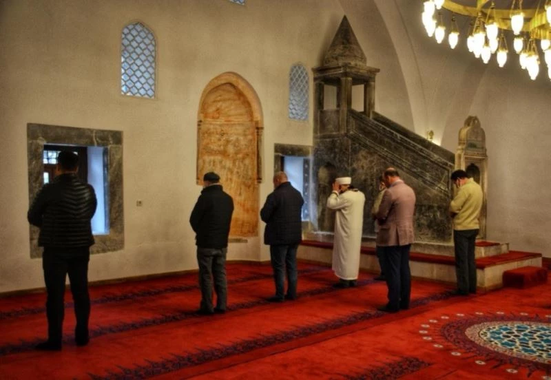 Seyyid Battal Gazi külliyesinde restorasyon sonrası ilk cuma namazı kılındı
