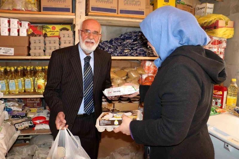 Bu bakkalda para geçmiyor, gelen kimse boş çevrilmiyor
