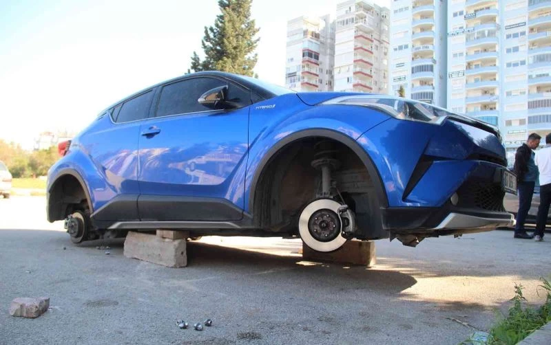 Lüks aracın 4 lastiğini çalıp, kaldırım taşı üzerinde bıraktılar
