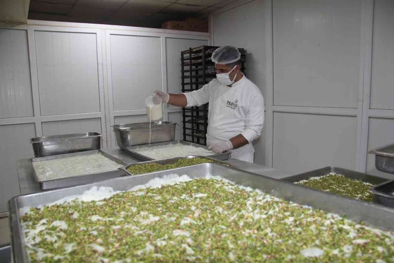 Ramazanda güllaç tatlısı ustalarının yoğun mesaisi
