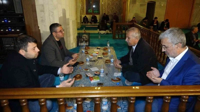 Van’da geleneksel ‘Ümmet İftarı’ düzenlendi
