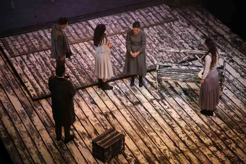 Kocaeli Şehir Tiyatrolarınca İstanbul’da sergilenen oyuna ünlü isimler akın etti
