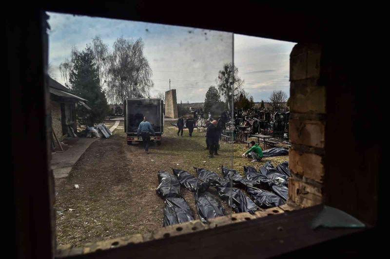 Bucha’da evlerden çıkarılan 28 ceset mezarlığa götürüldü
