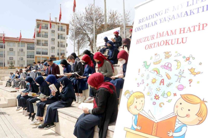 Tarihi binanın bahçesinde kitap okudular
