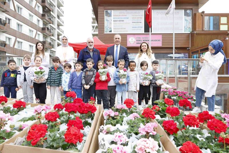 Sultangazi’da çocuklar ağaç fidelerini toprakla buluşturdu
