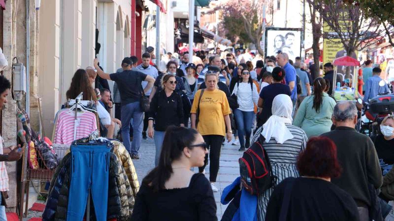 Çarşı ve pazarda Bulgar turist bereketi: Adım atacak yer kalmadı
