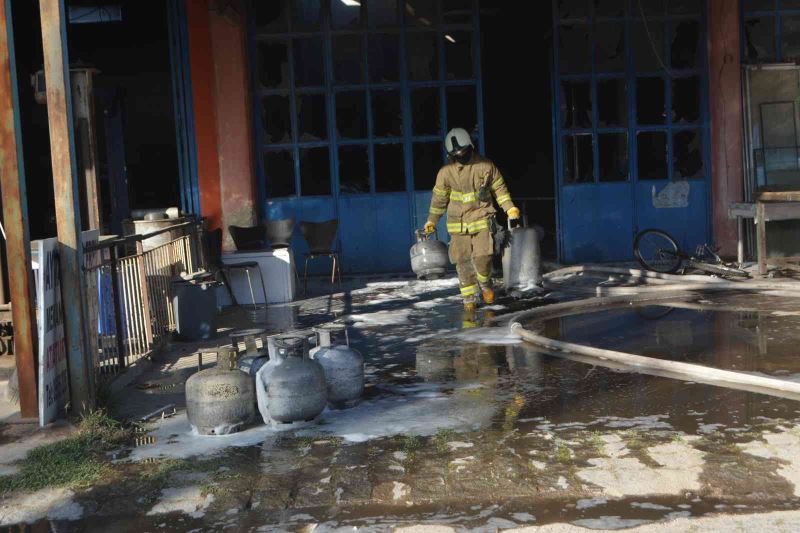 Ayvalık’ta hurda tüpler patladı, ortalık savaşa alanına döndü
