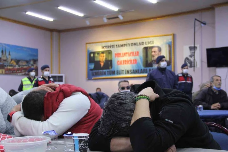 İzmir’in ’Kolpaçino’ kumarhanesine baskın...Jandarmayı gören masanın altına saklandı
