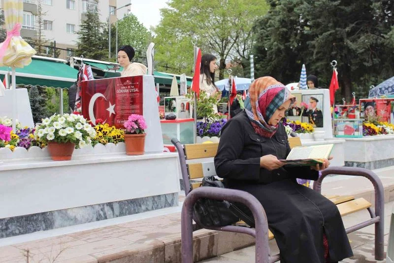 Bayram arifesinde şehit aileleri şehitliğe akın etti
