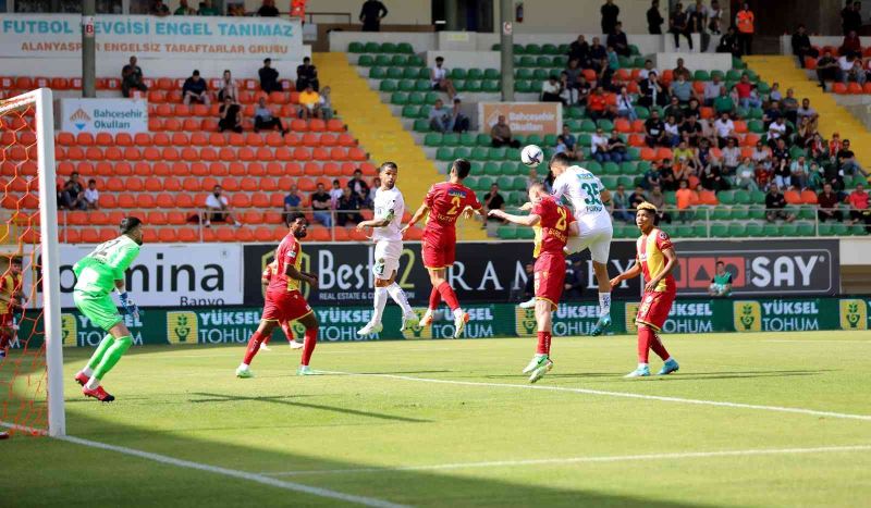 Spor Toto Süper Lig: A. Alanyaspor: 0 - Ö.K. Yeni Malatyaspor: 1 (İlk yarı)